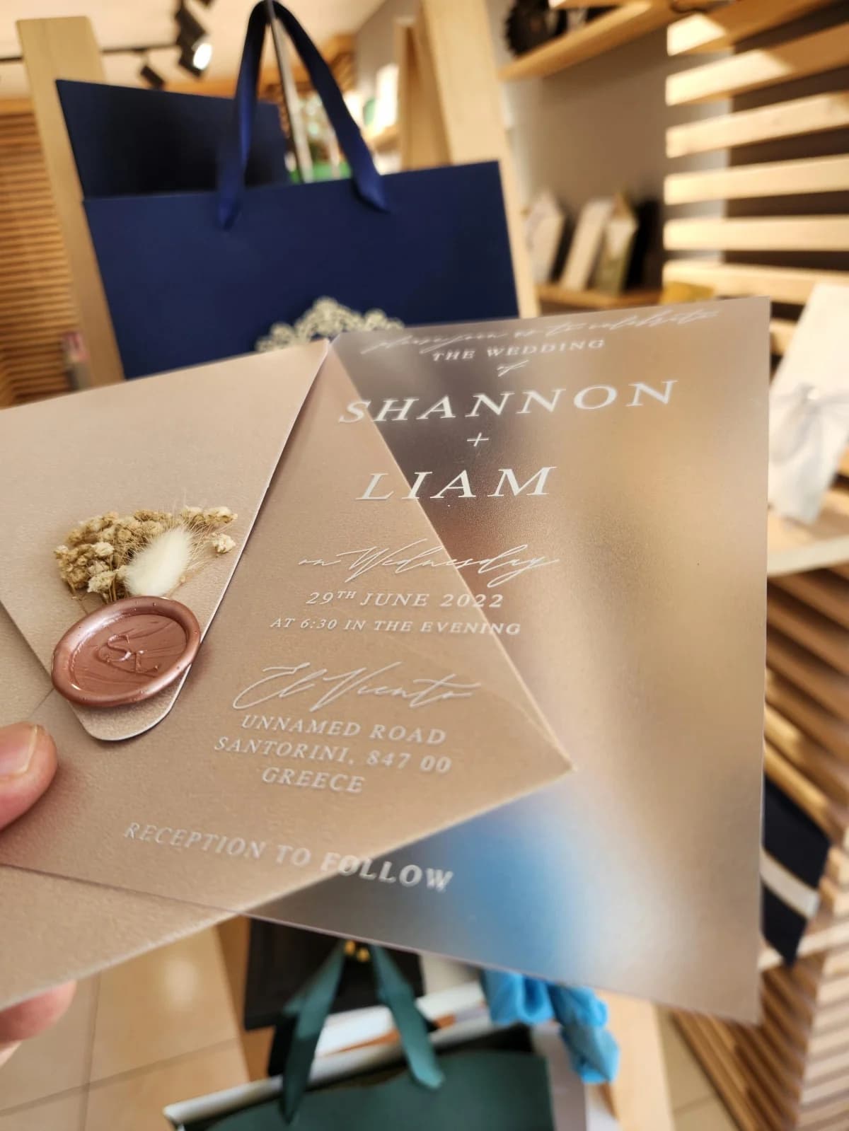 Convite de casamento acrílico fosco com envelope creme e selo de cera decorativo