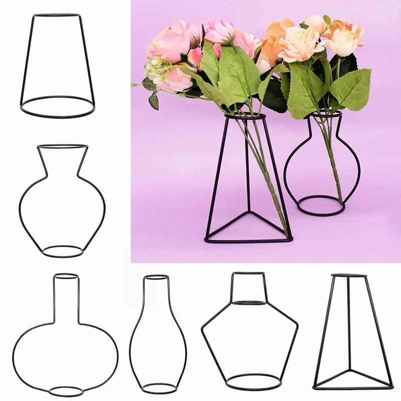 Suportes metálicos pretos para vasos de flores em estilo nórdico com flores rosas
