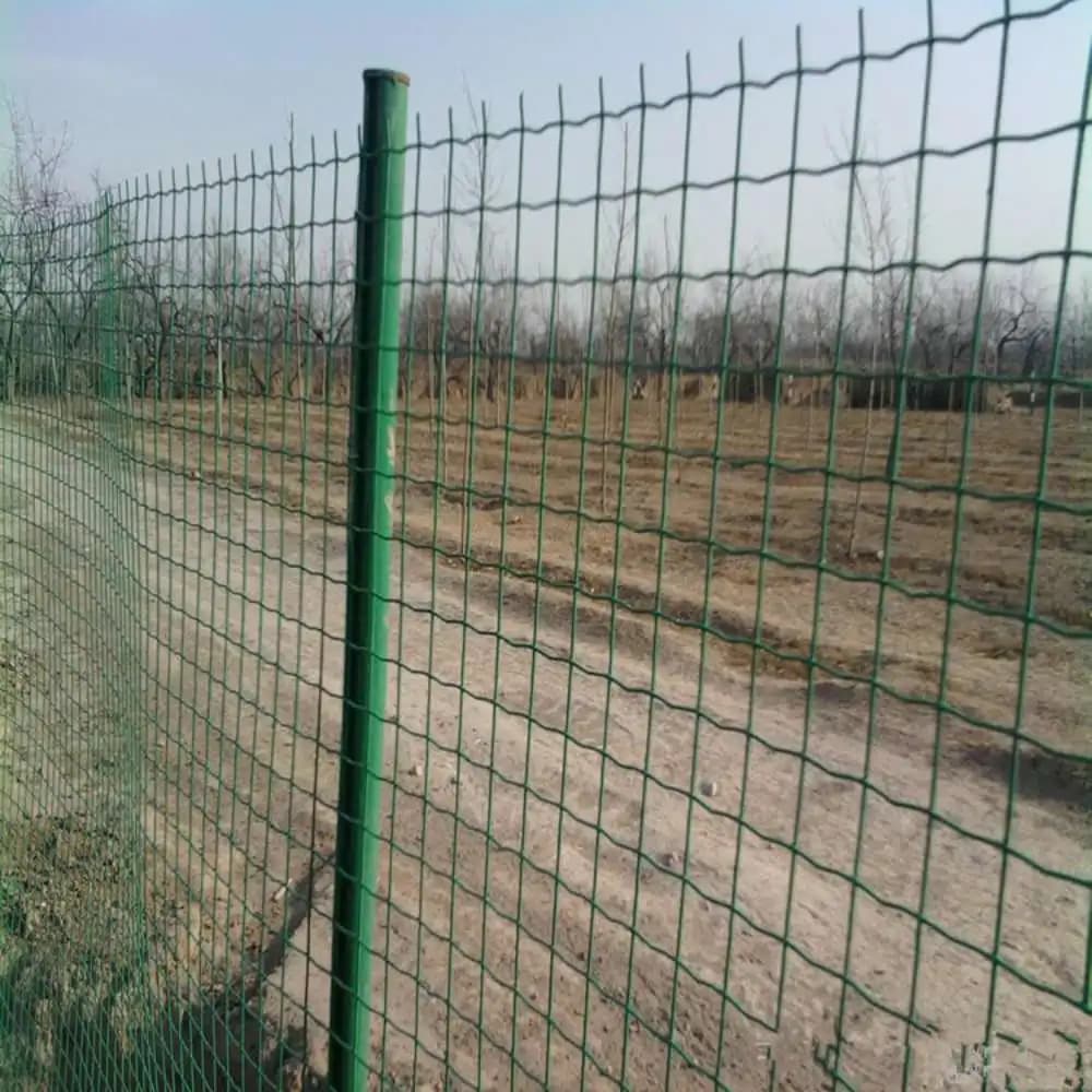 Cerca de jardim verde instalada em poste metálico para proteção de área agrícola com arame galvanizado
