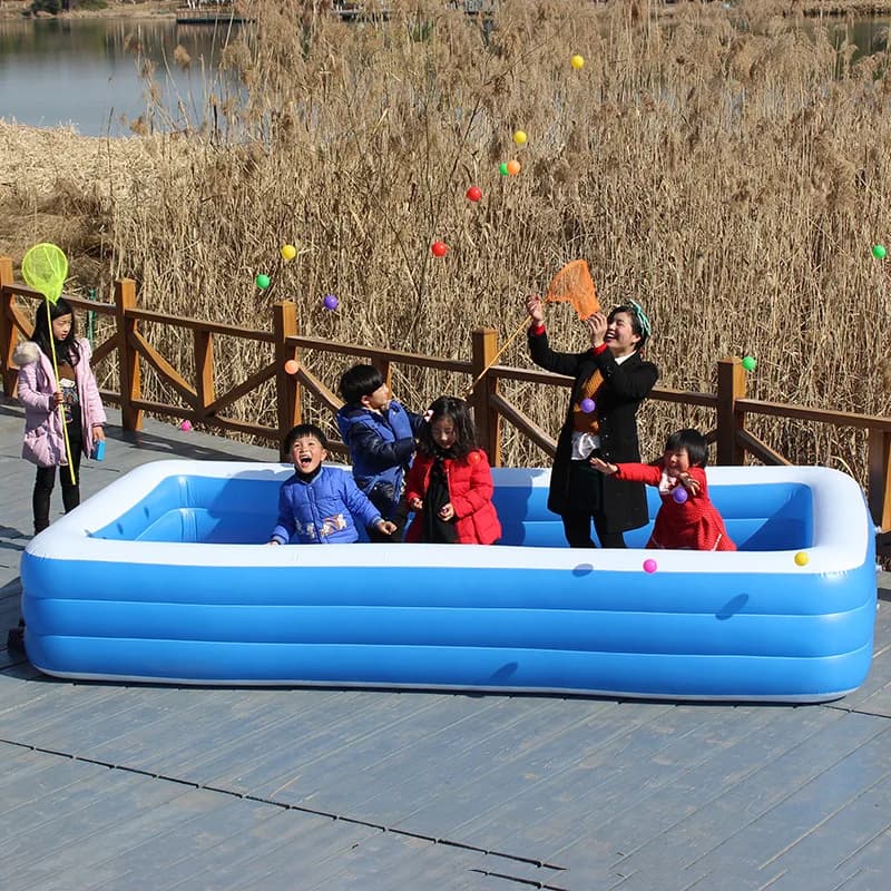 Tubo inflável bebê piscina gigante azul e branco 305cm com crianças e adulto brincando com bolas coloridas