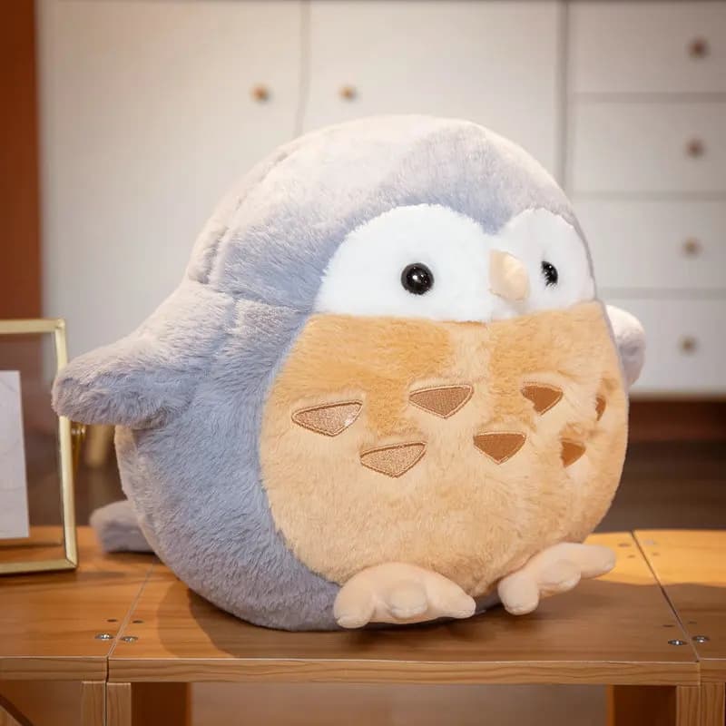 Almofada de pelúcia coruja cinza e bege macia 38 cm decorativa para quarto ou sala