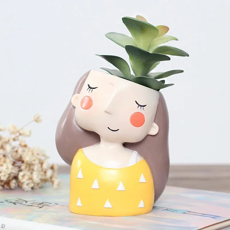 Vaso mini menina amarelo em cerâmica com planta suculenta artificial para decoração