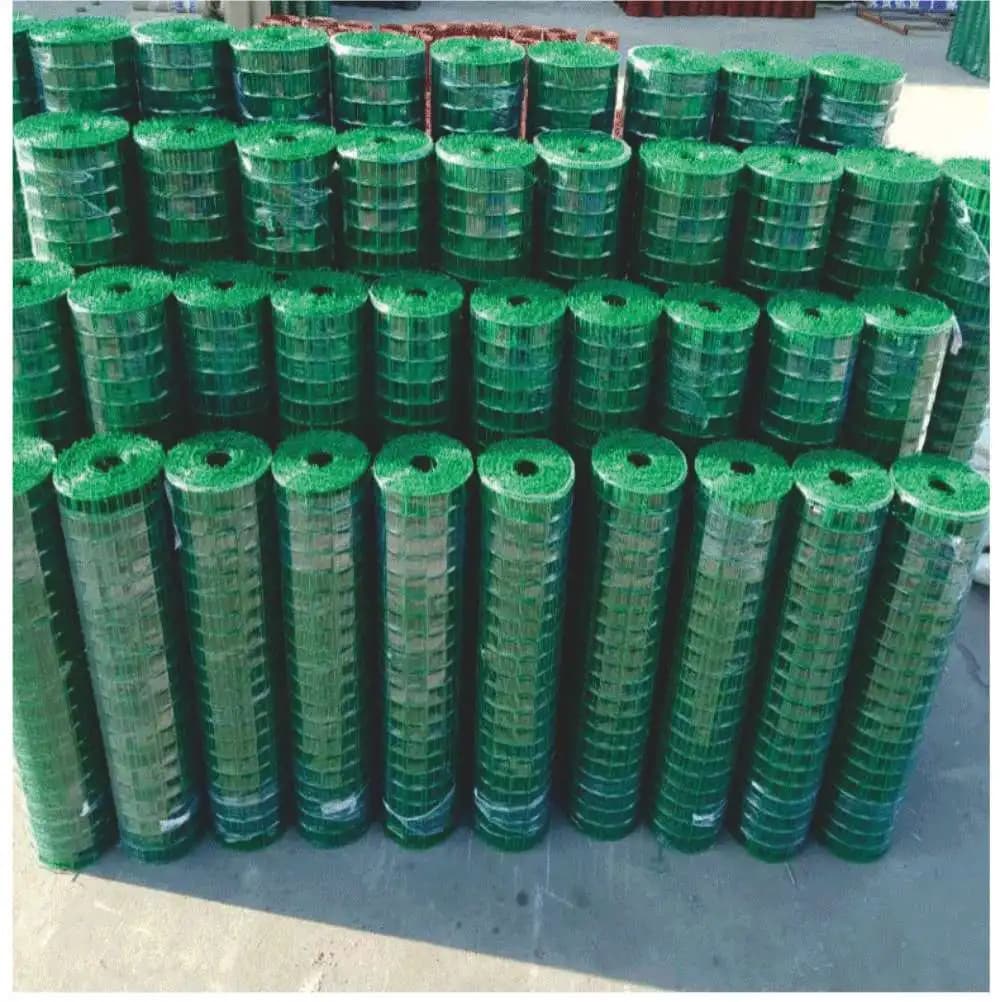 Rolos de cerca de jardim verde em arame galvanizado empilhados prontos para venda e instalação