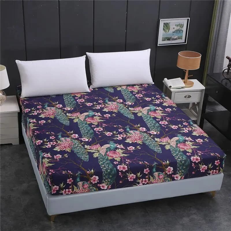 Fronha e capa de colchão com estampa de flamingos rosa e folhas verdes sobre cama azul