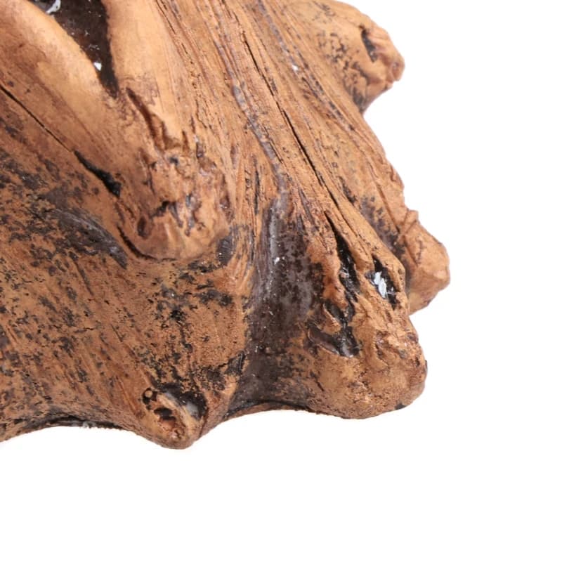 Detalhe do vaso Jácotei com textura madeira em relevo, cor cinza com nuances marrons naturais