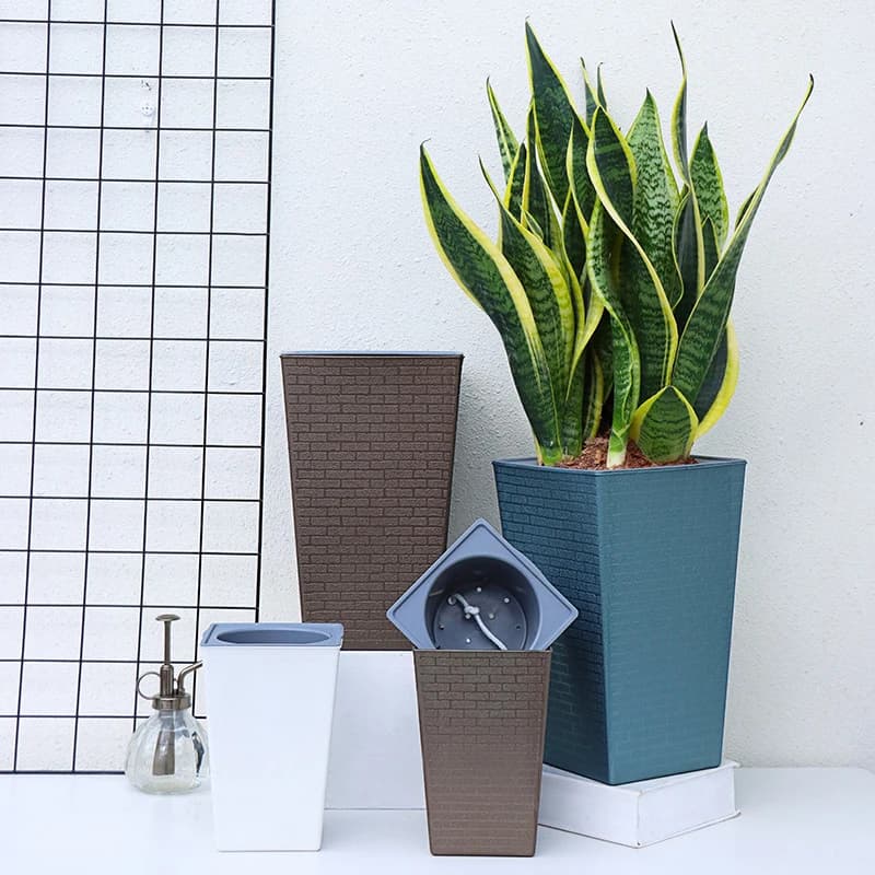 Vaso de flores com padrão de tijolo azul, imitação de metal, para jardinagem, com compartimento superior para armazenamento de água.