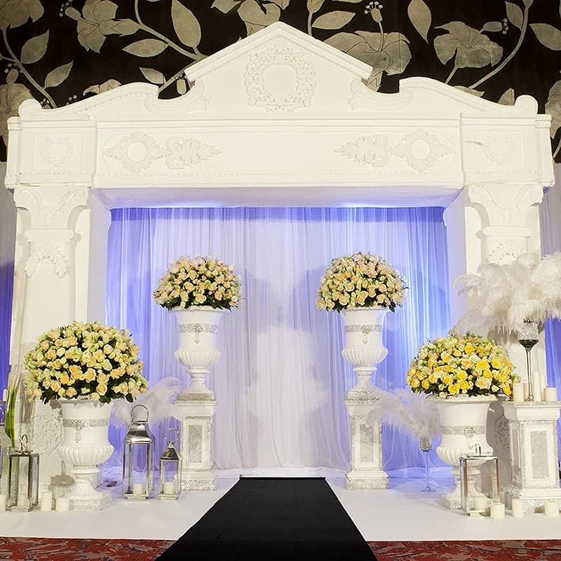 Tapete preto antiderrapante para corredor e eventos em ambiente decorado com flores e colunas brancas