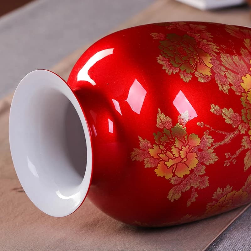 Detalhe do gargalo branco do vaso Jingdezhen em porcelana vermelha com flores douradas