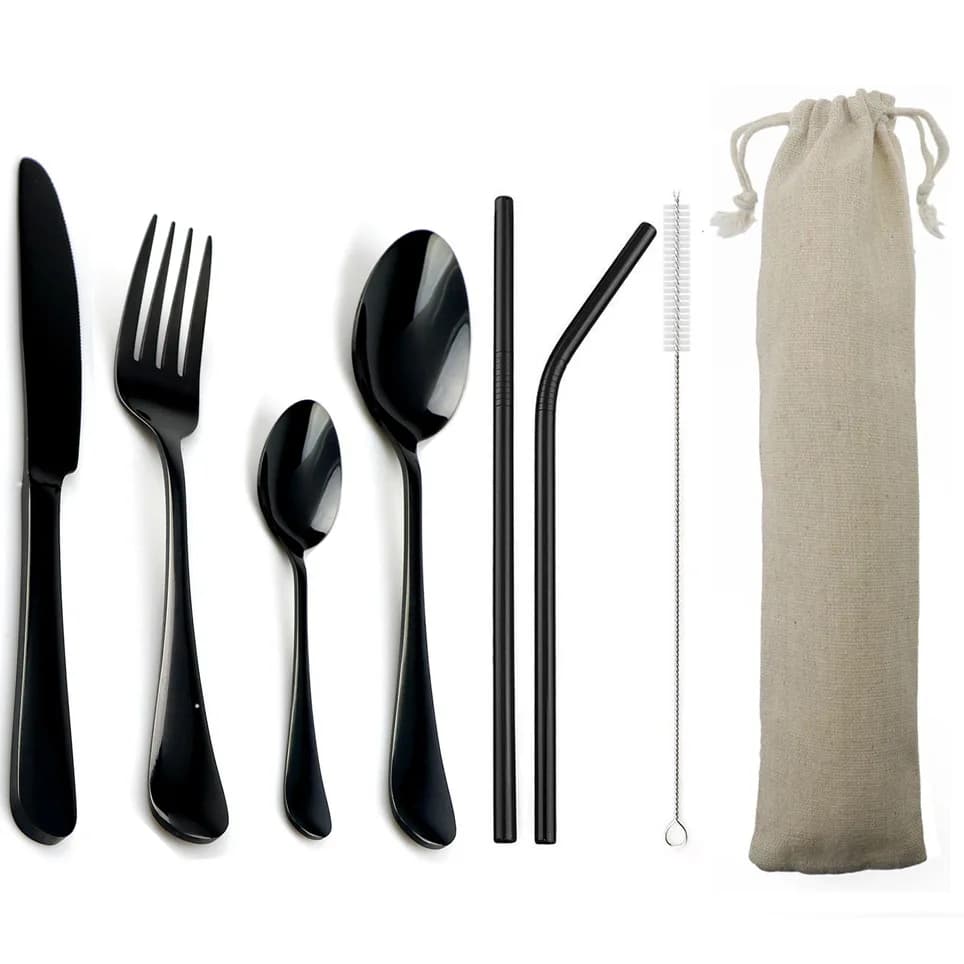 Conjunto de talheres pretos com canudos reutilizáveis e estojo bege para viagem