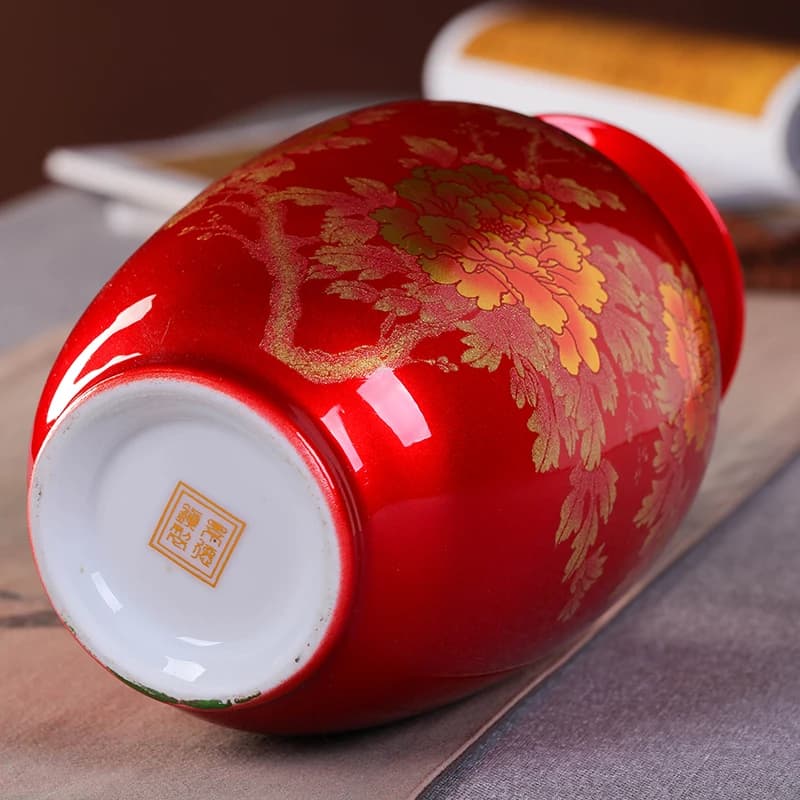 Base do vaso Jingdezhen em porcelana vermelha com selo tradicional chinês e flores douradas