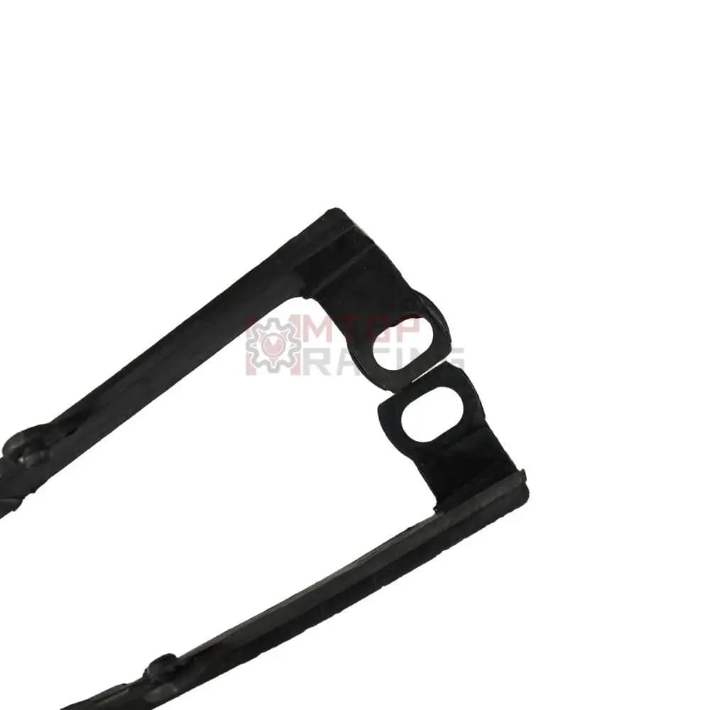 Detalhe das aberturas do protetor de corrente preto em plástico para Honda CB500 PC26 1993-1995