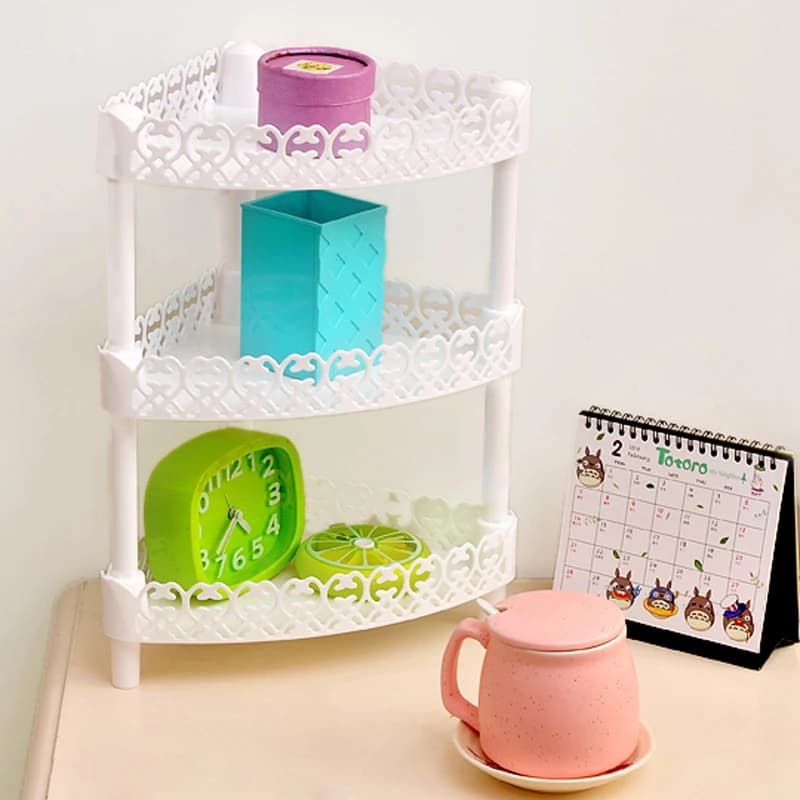 Organizador de mesa branco com 3 prateleiras em plástico decorado, usado para relógio e objetos de escritório