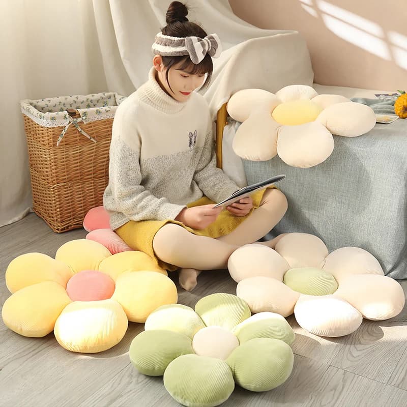 Almofadas decorativas em formato de flor com seis pétalas em cores rosa, amarelo e verde, tecido macio