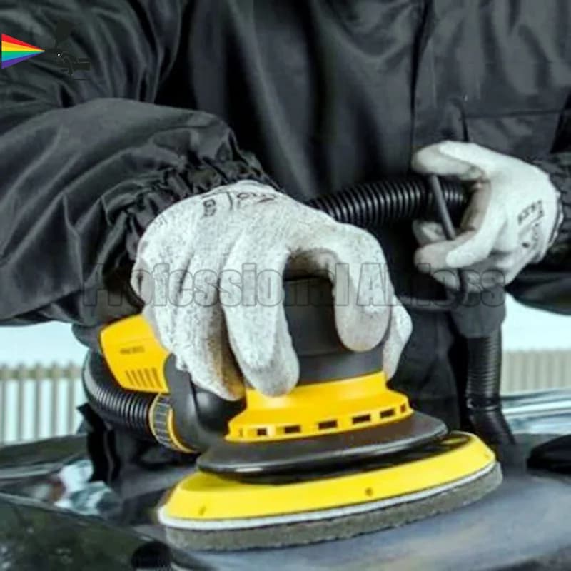 Lixadeira orbital elétrica amarela e preta usada para polimento automotivo com luvas de proteção