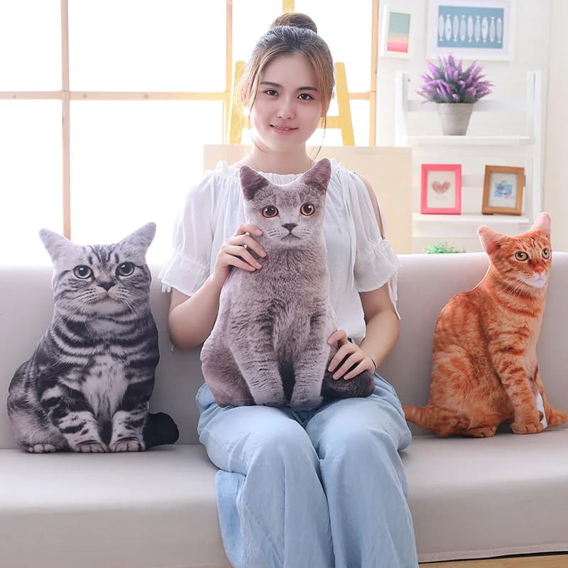 Almofada de pelúcia gato sentado cinza macia 50cm com detalhes realistas em sofá