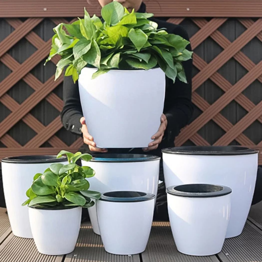 Vaso automático de plantas de rega em forma de cilindro com tampa preta, estilo porcelana, para jardinagem em casa.