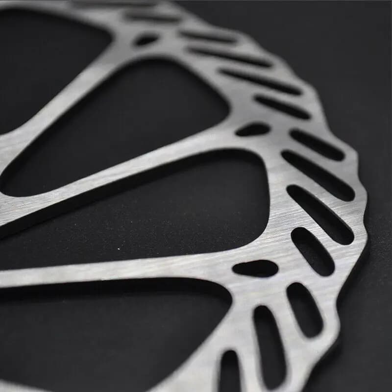 Vista aproximada do rotor de freio ventilado prata BUCKLOS G3 HS1 para bicicleta com acabamento metálico
