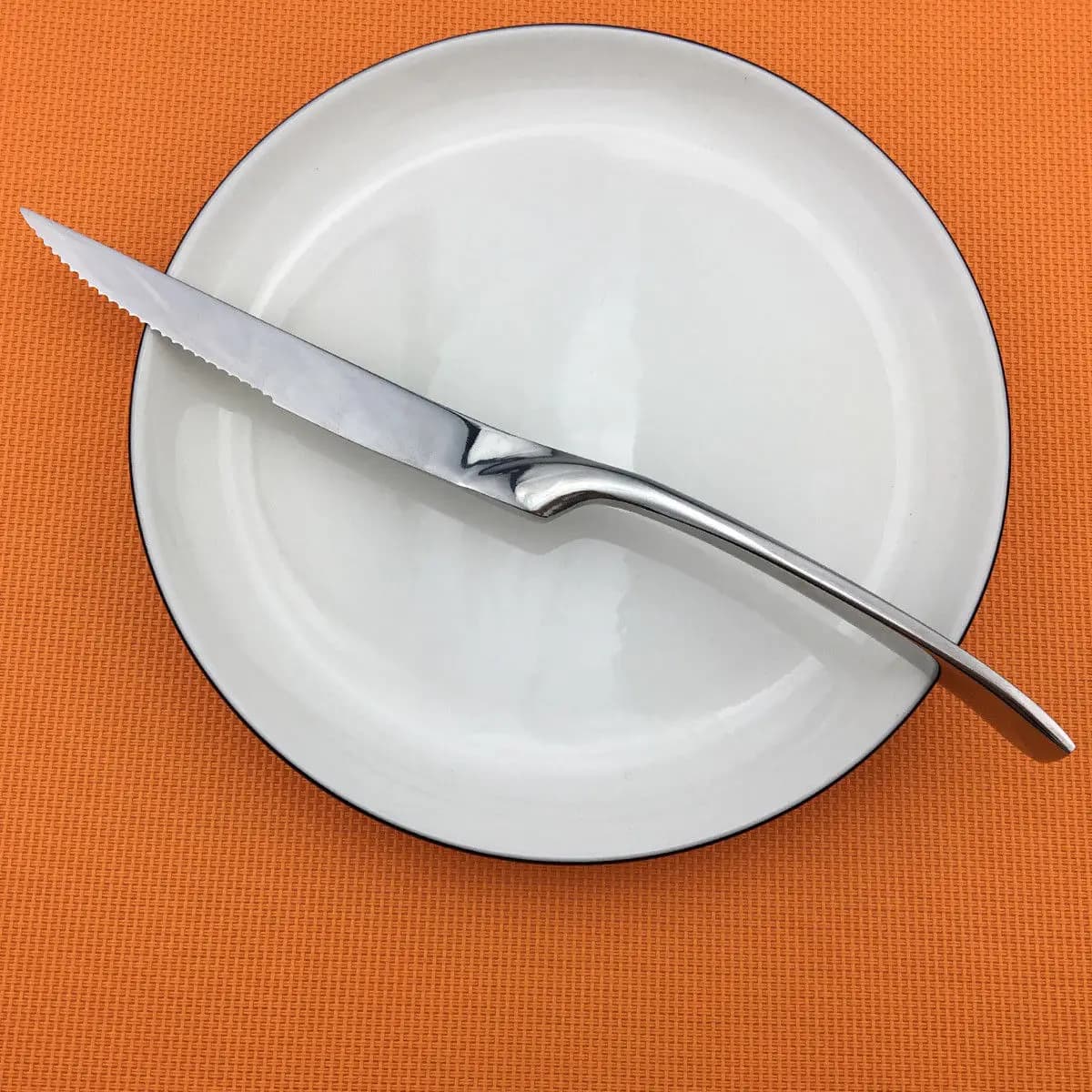 Faca de mesa luxo com lâmina serrilhada em aço inoxidável 304 acabamento espelhado prata