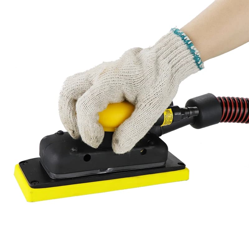 Lixadeira orbital pneumática Hifeson com base amarela e luva branca segurando ferramenta