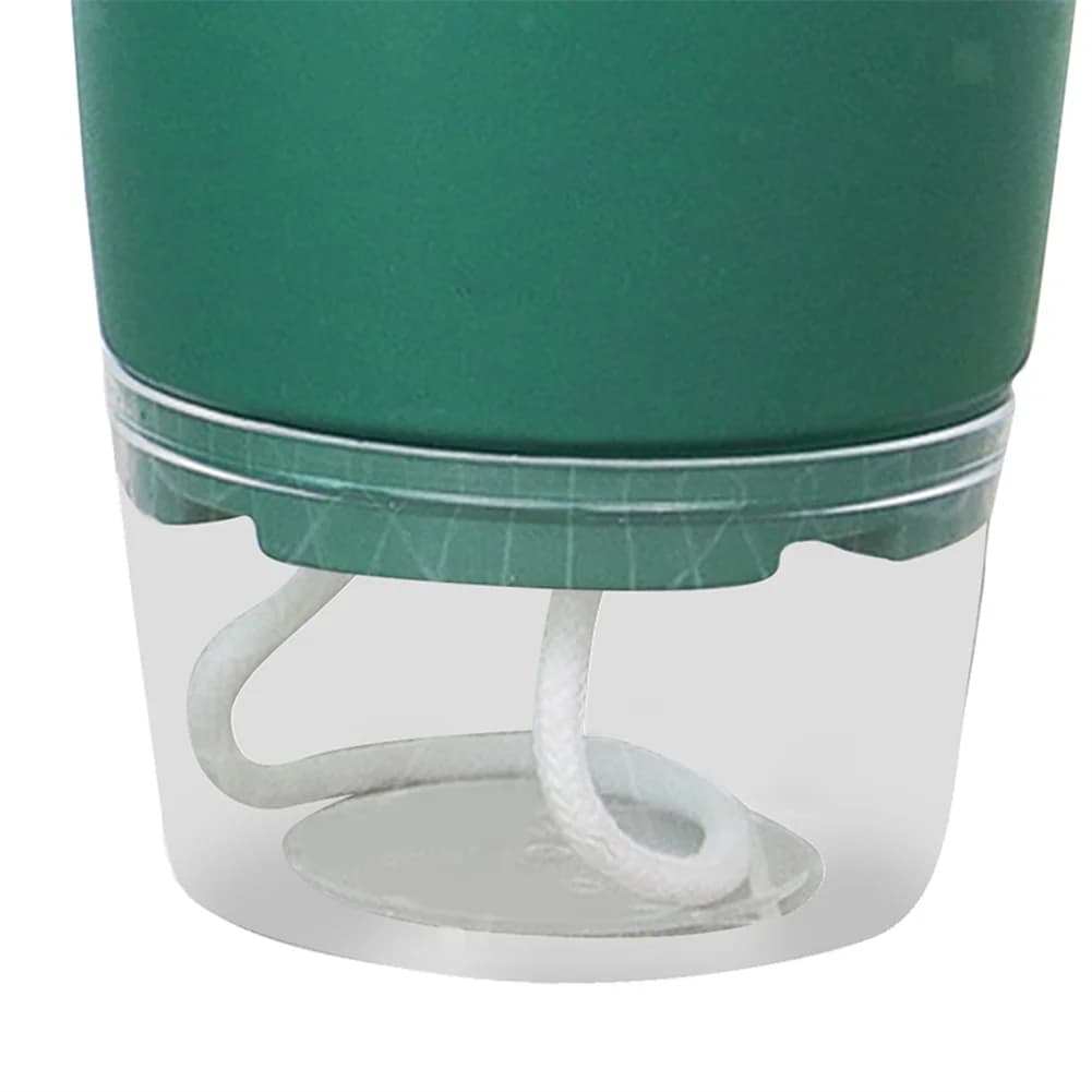 Detalhe do cordão branco do vaso autoirrigável verde com base transparente para absorção de água