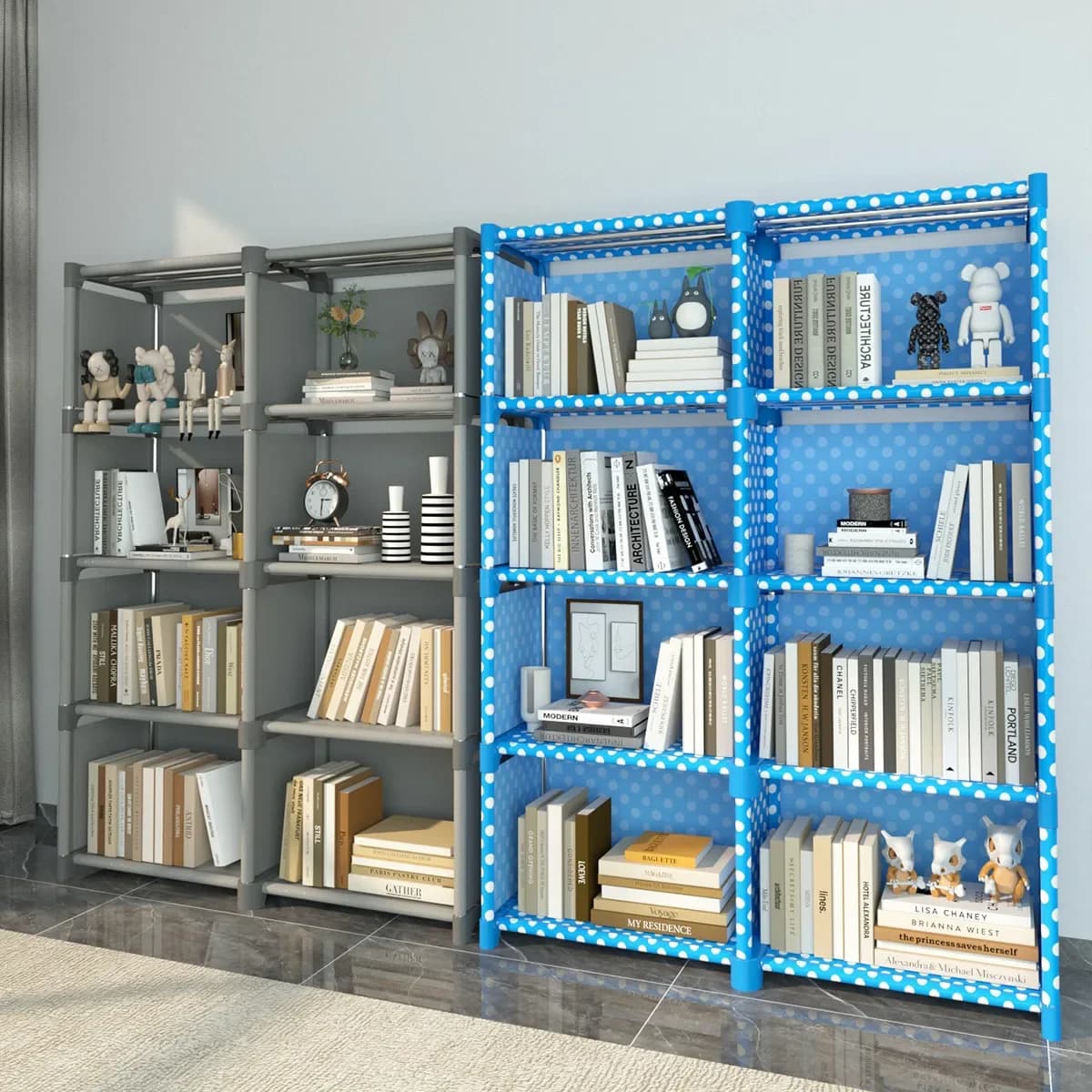 Estante infantil modular Jácotei multiuso plástica cinza e azul com estampa de bolinhas, cheia de livros e objetos decorativos