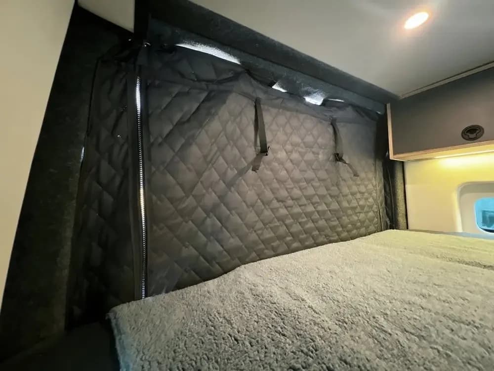 Interior de van com cortina de isolamento térmico preta para porta traseira, tecido acolchoado e fixação por tiras