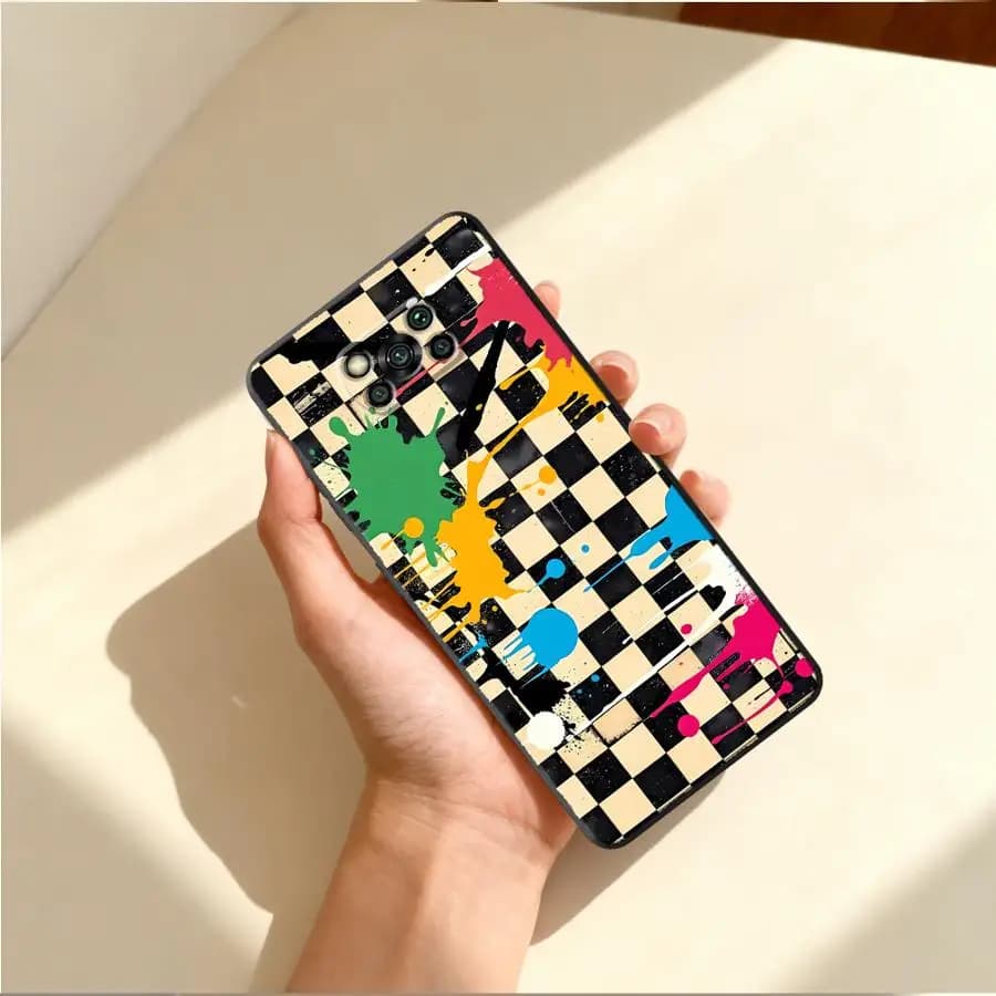 Capa para celular Xiaomi Poco com design xadrez grafite e manchas coloridas vibrantes