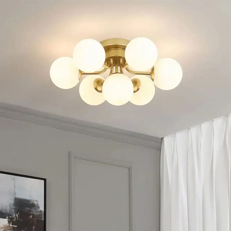 Lustre nórdico de teto com sete lâmpadas esféricas de vidro e estrutura dourada