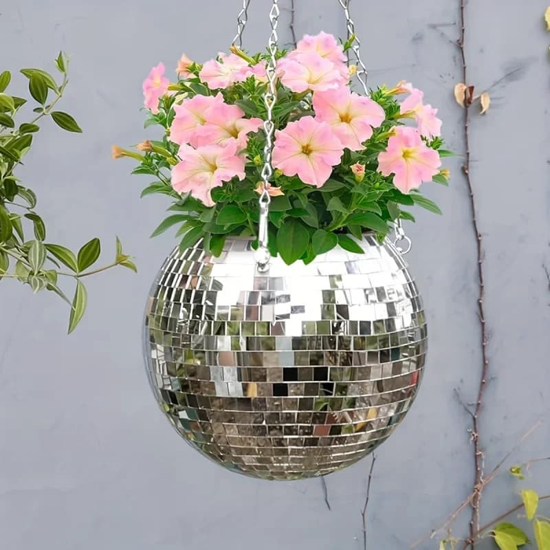 Bola de espelho prateada com flores penduradas, vaso de flores rosa e verdes, decoração de parede cinza