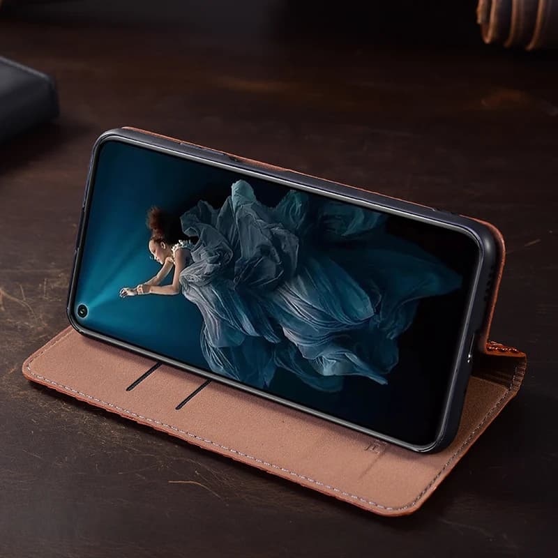 Capa para Xiaomi Poco linha C em couro marrom textura croco usada como suporte para celular