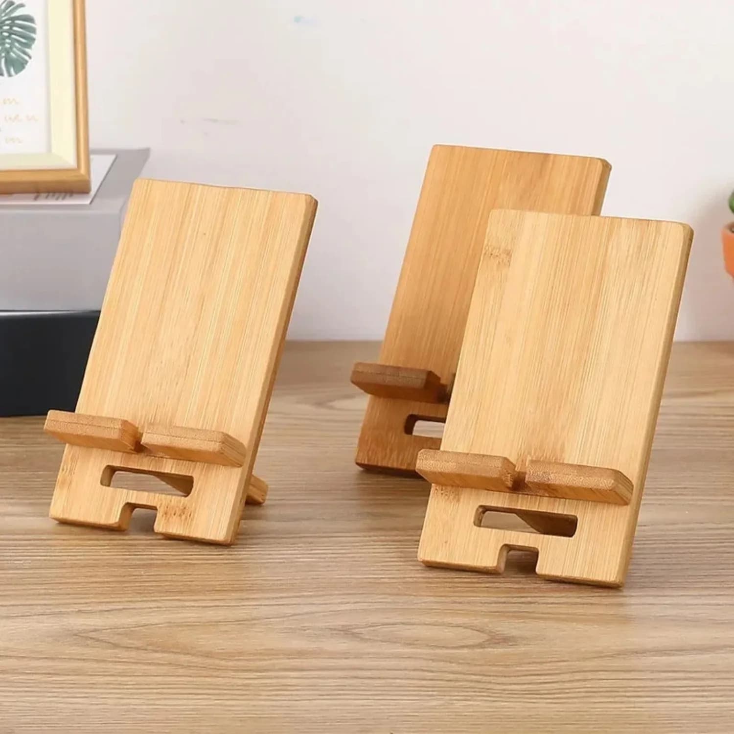 Suporte de telefone de bambu para mesa com celular preto e azul