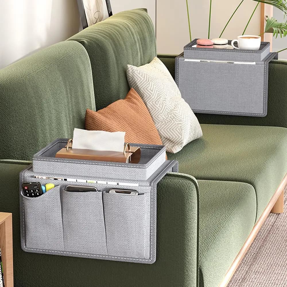 Organizador cinza para braço de sofá com bandeja superior para copos e bolsos frontais para objetos