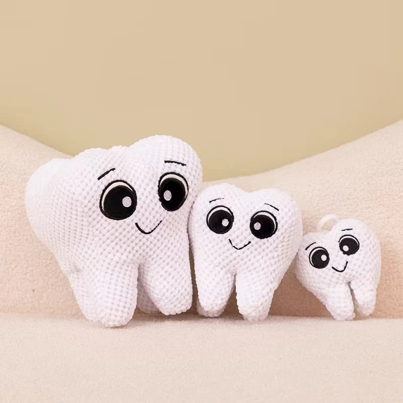 Brinquedos de pelúcia em forma de dentes brancos para decoração de sofá