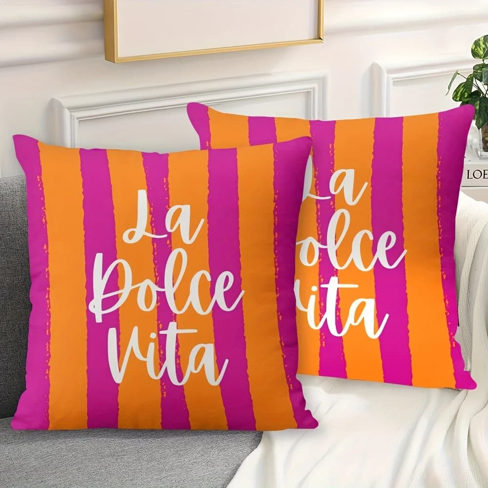 Capas de almofada decorativas La Dolce Vita listradas roxo e laranja em sofá cinza claro
