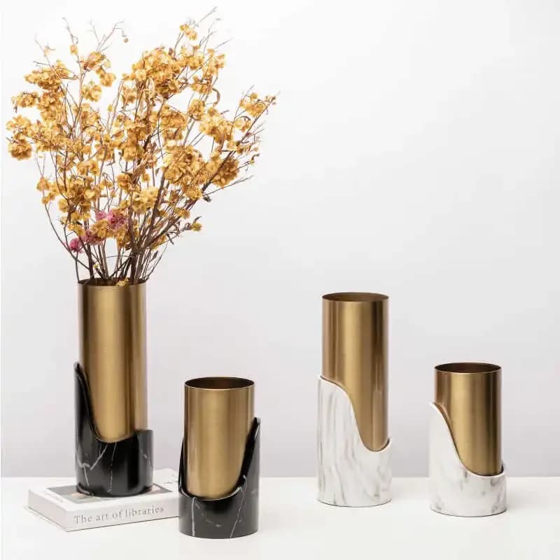 Conjunto de 2 vasos decorativos Jácotei com base em mármore branco e preto e corpo dourado