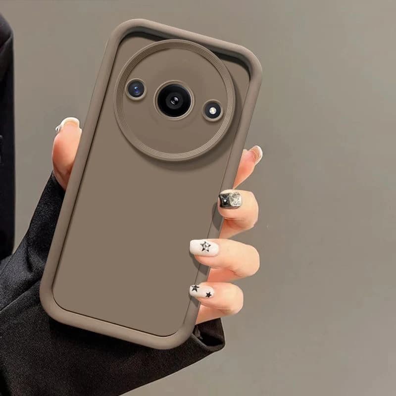 Capa para Xiaomi Poco C61 4G, cor taupe, com recortes para câmeras e botões, segurada por mão com unhas decoradas.