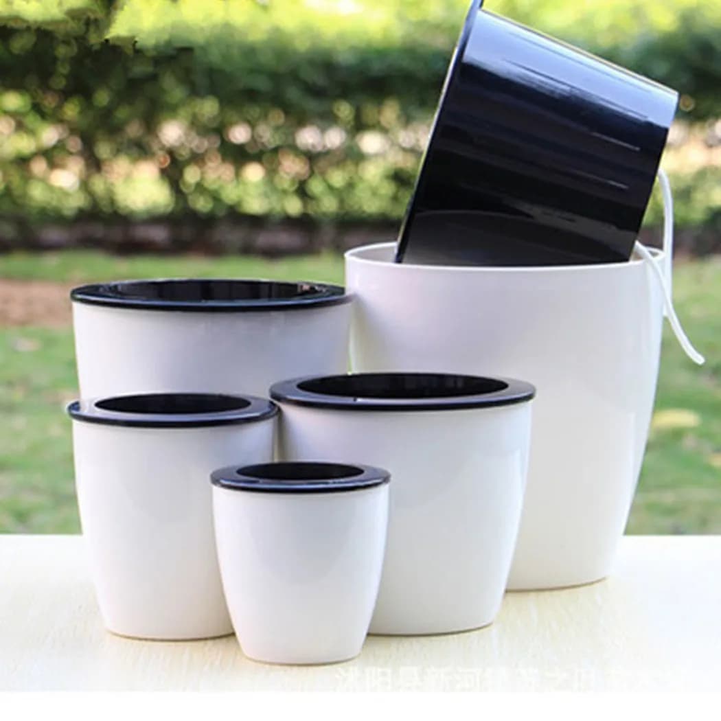 Set de vasos de flores em plástico imitando porcelana com tampas pretas e alças