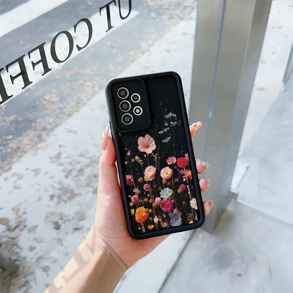 Capa preta para Xiaomi Redmi Note 14 com estampa floral colorida em silicone resistente