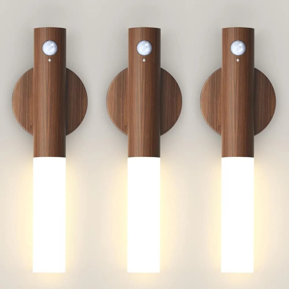 Três luzes noturnas com sensor de movimento, arandelas magnéticas em madeira, iluminação branca para quarto e escada.