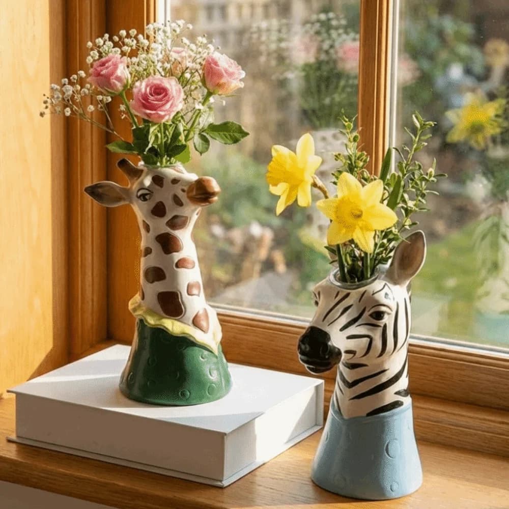 Vaso decorativo de girafa com flores amarelas e brancas