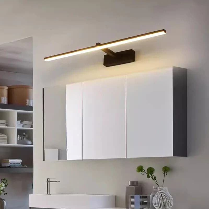 Lâmpada de parede LED preta com iluminação plana instalada acima de espelho em banheiro moderno