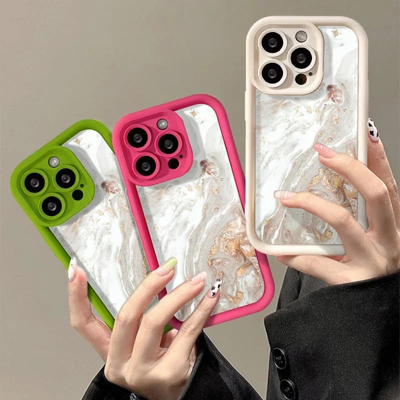 Três capas para Xiaomi Redmi com estampa marmorizada branca e dourada, bordas coloridas verde, rosa e bege