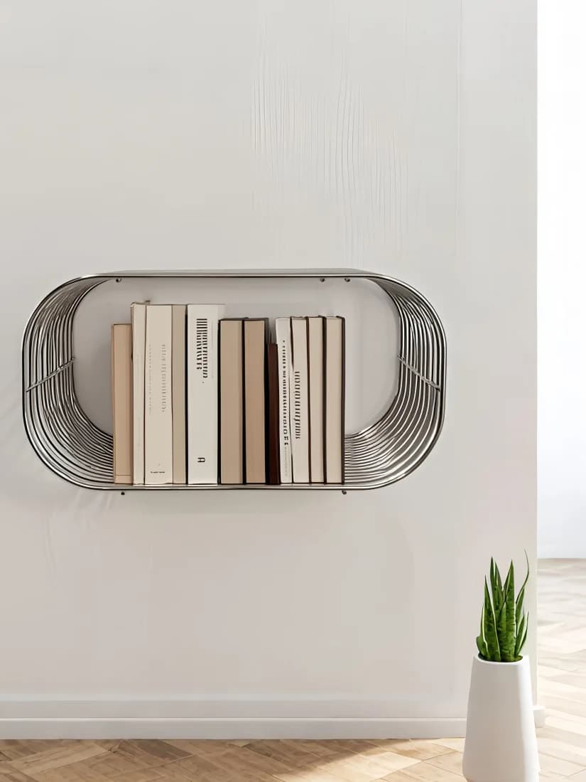 Estante de parede prata em metal com design geométrico arco, decorada com livros em ambiente minimalista