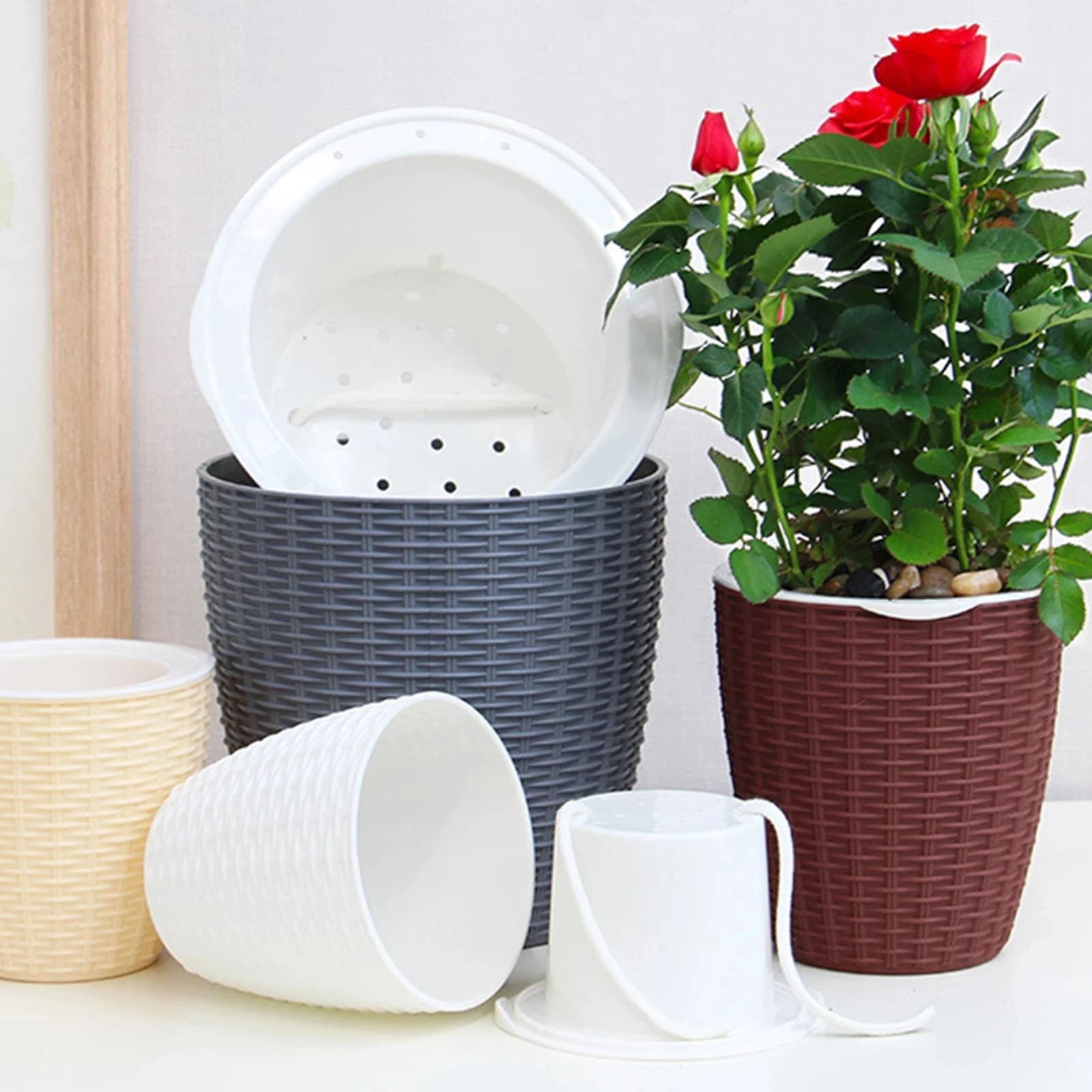 Conjunto de vasos de flores com reservatório interno, estilo rattan, cores variadas incluindo azul e marrom