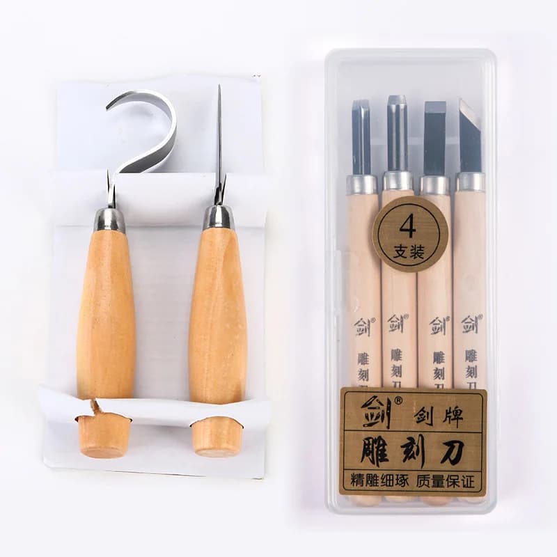 Conjunto de ferramentas de madeira para esculpir e carpintaria, com lâminas curvas e retas.