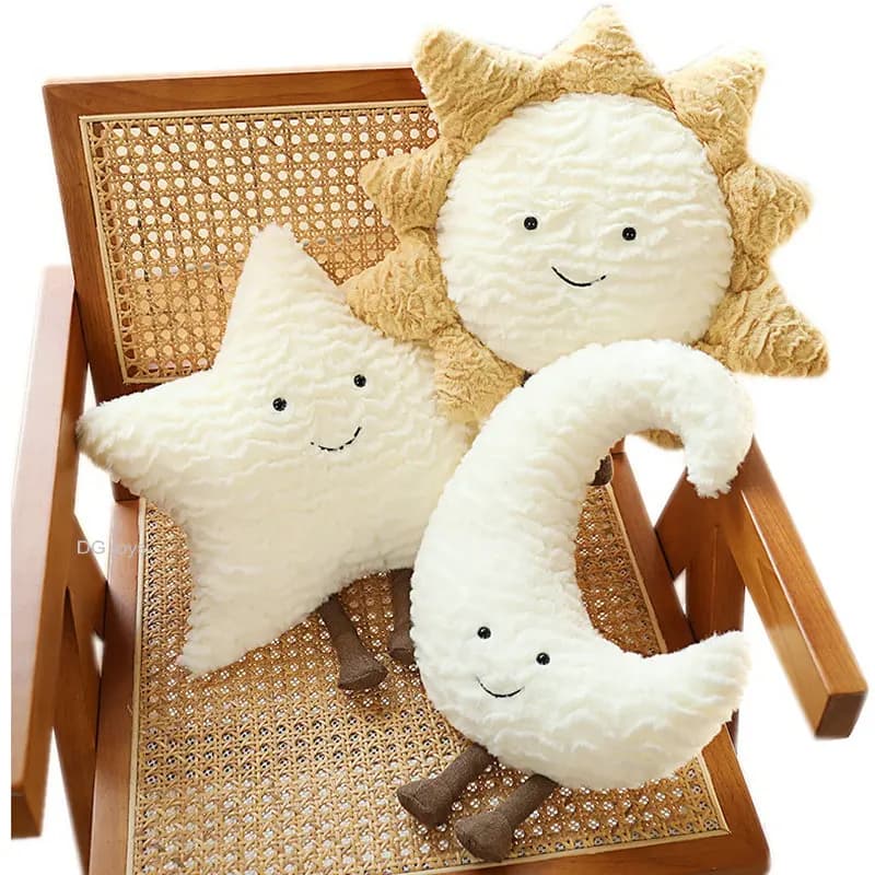 Almofadas de pelúcia em forma de sol, estrela e lua com expressões sorridentes