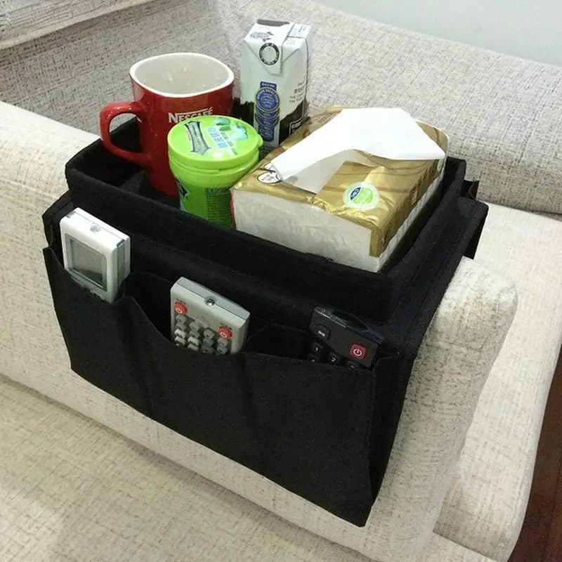 Organizador de braço de sofá com compartimentos rotulados para copos, controle remoto, livros, papel, celular, sacola de lixo e bandeja para garrafa de água
