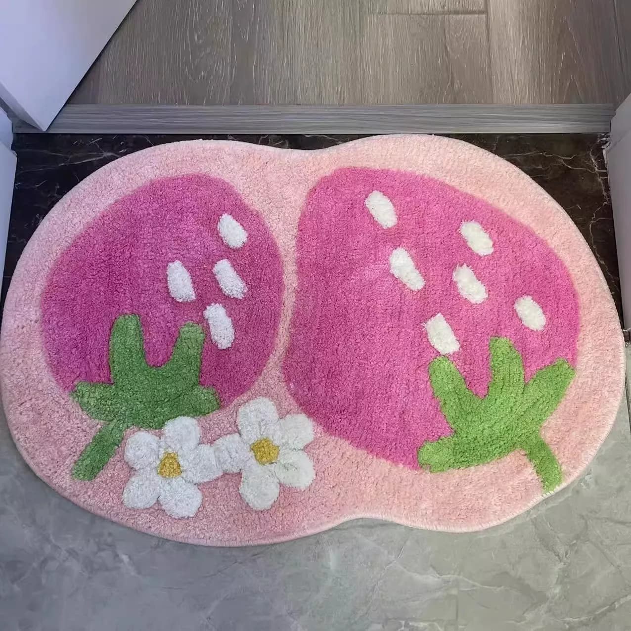 Tapete de banho rosa doce com design de morangos, antiderrapante, para meninas.