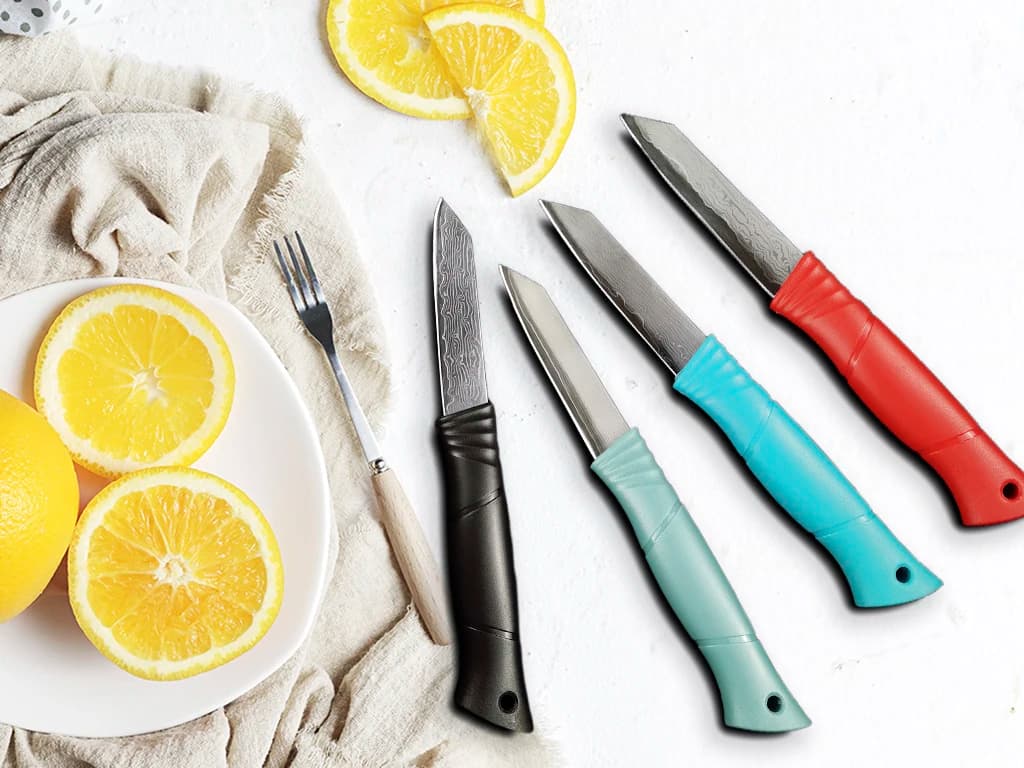 Faca Damasco Aço Paring Knife em cores preto, azul, turquesa e vermelho, com fatias de limão ao lado.
