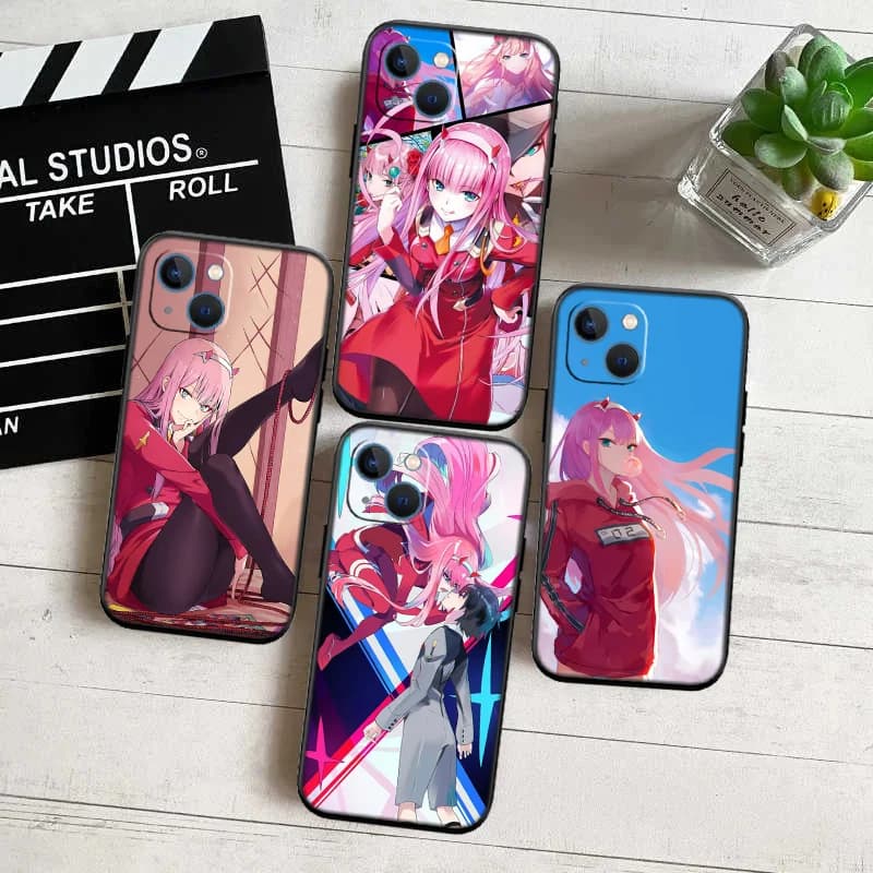 Capas para Xiaomi Poco com design anime Zero Two em vermelho e azul, material resistente e acabamento brilhante